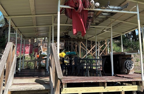 Bebe House | Down The Guadalupe From NB & 3 Hours to TX Coast! On Riverbank- sleeps 18