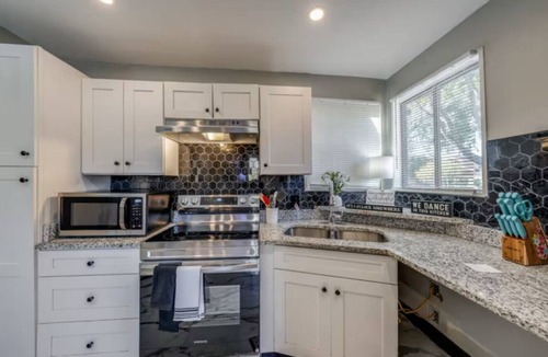 Near East Side House | Down Town San Antonio Staynn3mins from the Riverwalkn2 mins from the Alamodome