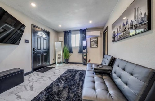 Near East Side House | Down Town San Antonio Staynn3mins from the Riverwalkn2 mins from the Alamodome
