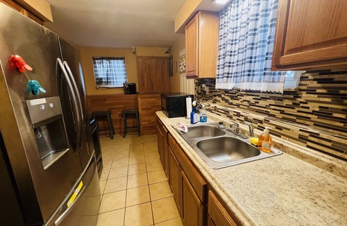 Detroit House | Downriver home that sleeps 12
