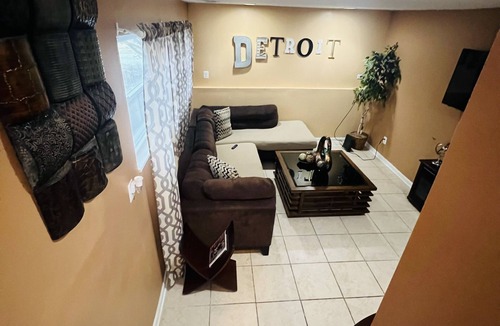 Detroit House | Downriver home that sleeps 12