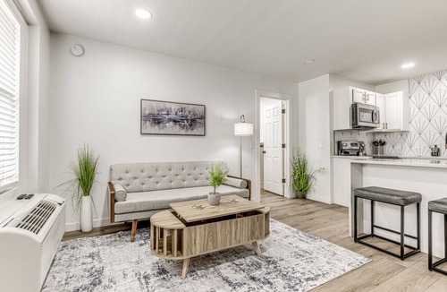 Midtown Apartment | Downtown 1 Bed Apartment