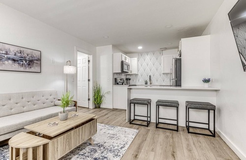 Midtown Apartment | Downtown 1 Bed Apartment