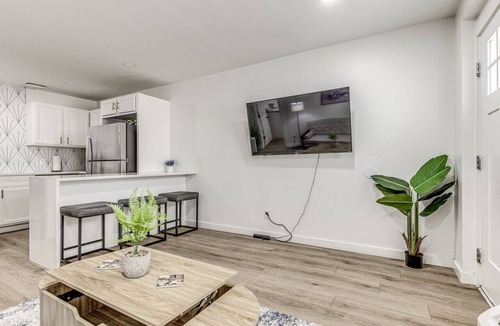 Midtown Apartment | Downtown 1 Bed Apartment