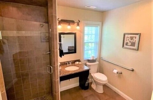 Swansboro Apartment | Downtown 1-Bedroom Suite – Steps from Shops & Dining