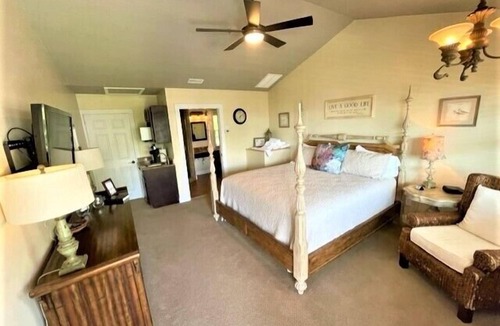 Swansboro Apartment | Downtown 1-Bedroom Suite – Steps from Shops & Dining