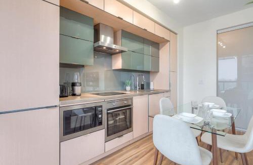 Toronto Entertainment District House | Downtown 1BR Condo WIFI Balcony plus City Views