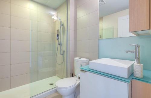 Toronto Entertainment District House | Downtown 1BR Condo WIFI Balcony plus City Views