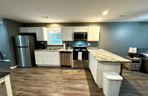 Madisonville House | Downtown 2 Bedroom Triplex