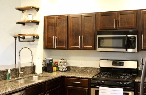 Des Moines House | Downtown 2BD 2.5BA townhouse w/free garage parking