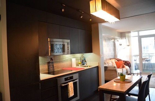 Wellington Place Condo | Downtown 2Bd Condo with steps to CN Tower and Lake
