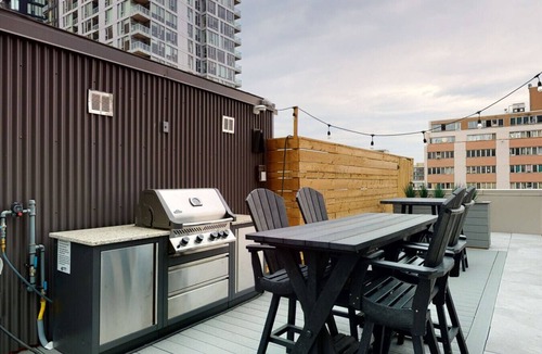 Byward Market - Parliament Hill Apartment | Downtown 2BR Gem with Balcony and Skyline Views