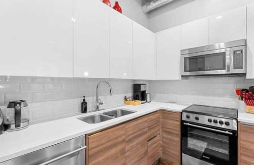 Downtown Dallas Apartment | Downtown 2BR Loft with Skyline Views