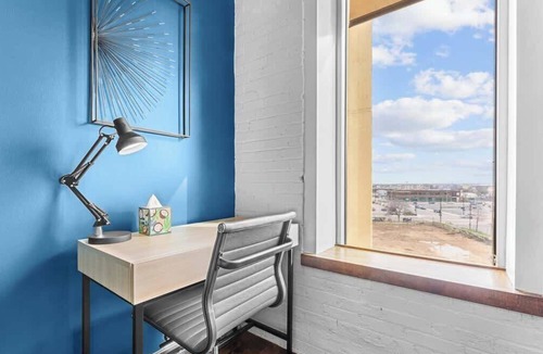 Downtown Dallas Apartment | Downtown 2BR Loft with Skyline Views
