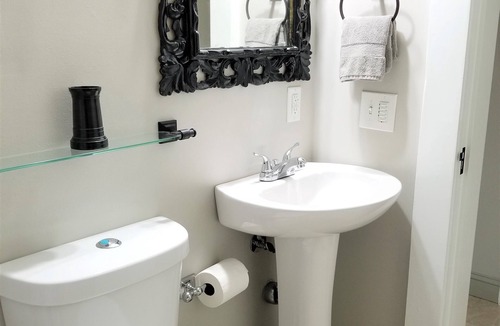 Manchester Apartment | Downtown ~ 2nd Floor 1 Bedroom -1 Bath