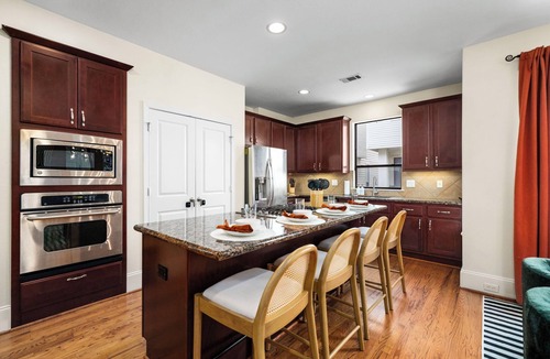 East Downtown Houston House | Downtown/3 bd/3.5 bath/TV in each/Garage Gym