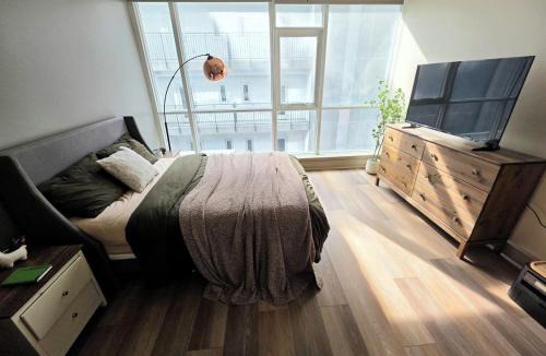East Village Apartment | Downtown 3-bedroom Apartment Steps to Convention Center, Petco Park, with Pool, Gym, Parking