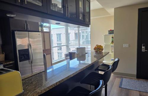 East Village Apartment | Downtown 3-bedroom Apartment Steps to Convention Center, Petco Park, with Pool, Gym, Parking