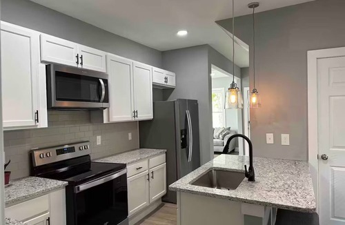 West Columbus House | Downtown, 3 BR, 2 ba, garage, fenced backyard