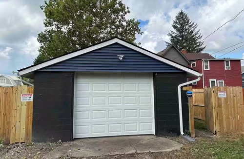 West Columbus House | Downtown, 3 BR, 2 ba, garage, fenced backyard