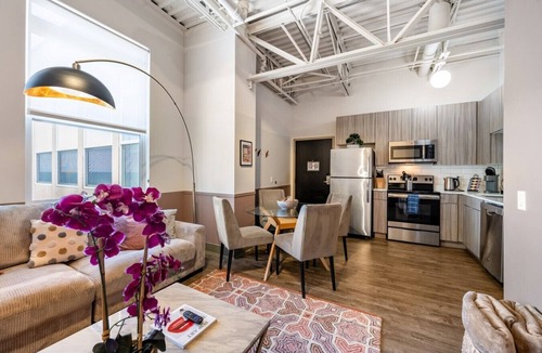 Printers Row Apartment | Downtown 3bd Penthouse| Lake Mich VIEWS +gym