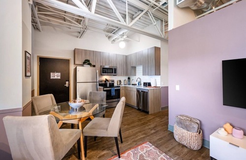 Printers Row Apartment | Downtown 3bd Penthouse| Lake Mich VIEWS +gym