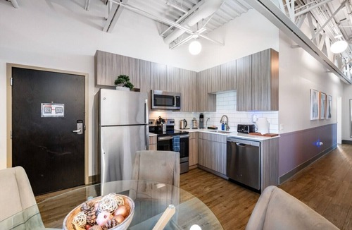 Printers Row Apartment | Downtown 3bd Penthouse| Lake Mich VIEWS +gym