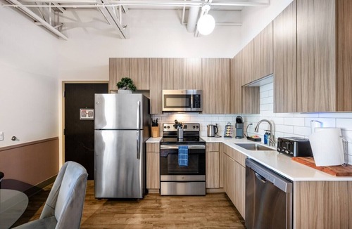 Printers Row Apartment | Downtown 3bd Penthouse| Lake Mich VIEWS +gym