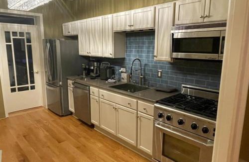 Albany House | Downtown 3BR duplex full kitchen parking off i-787