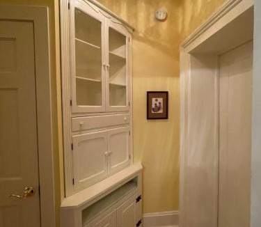 Albany House | Downtown 3BR duplex full kitchen parking off i-787