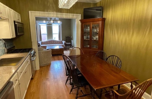 Albany House | Downtown 3BR duplex full kitchen parking off i-787