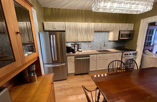 Albany House | Downtown 3BR duplex full kitchen parking off i-787