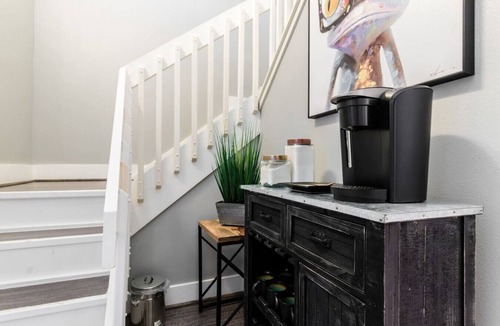 Peak's Suburban Addition House | Downtown 4 Bed with Pool and Spa! Near It All!