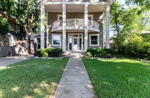 Peak's Suburban Addition House | Downtown 4 Bed with Pool and Spa! Near It All!