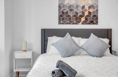 Toronto Entertainment District Apartment | Downtown 5 bed Sleeps 11 unit Near Rogers MTCC Union Lakefront