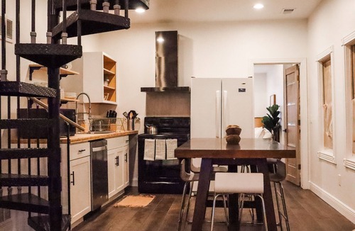 Westside North House | DOWNTOWN, 5 STARs, 65" TV, 4 BR/3 baths EN-suite, UPDATED, walkable, BOOK NOW