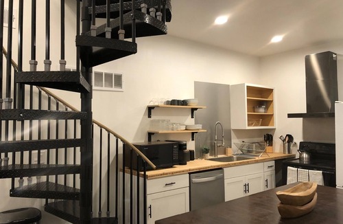 Westside North House | DOWNTOWN, 5 STARs, 65" TV, 4 BR/3 baths EN-suite, UPDATED, walkable, BOOK NOW