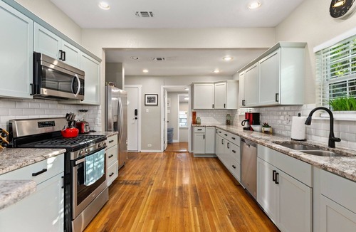 Downtown San Antonio House | Downtown 5bdrm w/Pool & Huge Outdoor Space