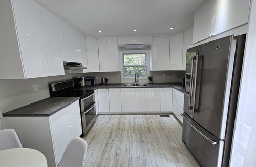 Inner Harbour House | Downtown 6 Bedroom Gem – Ideal for Families & Work Crews