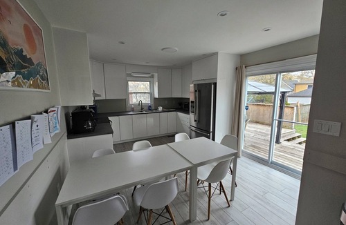 Inner Harbour House | Downtown 6 Bedroom Gem – Ideal for Families & Work Crews