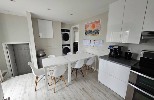 Inner Harbour House | Downtown 6 Bedroom Gem – Ideal for Families & Work Crews