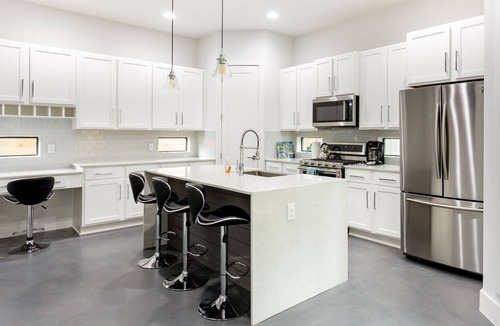 East Cesar Chavez House | Downtown 6 Bedroom Retreat!nGolf Putting Green, Walking to Lake & Rainey