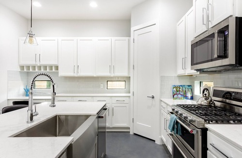 East Cesar Chavez House | Downtown 6 Bedroom Retreat!nGolf Putting Green, Walking to Lake & Rainey