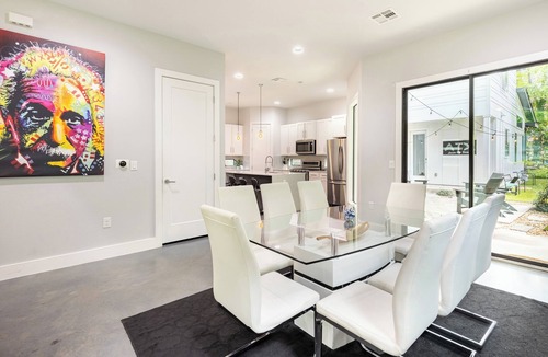 East Cesar Chavez House | Downtown 6 Bedroom Retreat!nGolf Putting Green, Walking to Lake & Rainey