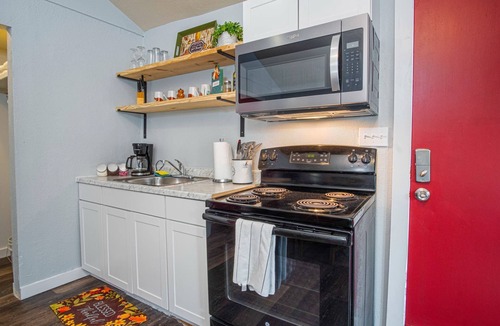 Nevada Street Apartment | Downtown Accessible New 1br/1ba Cozy Studio