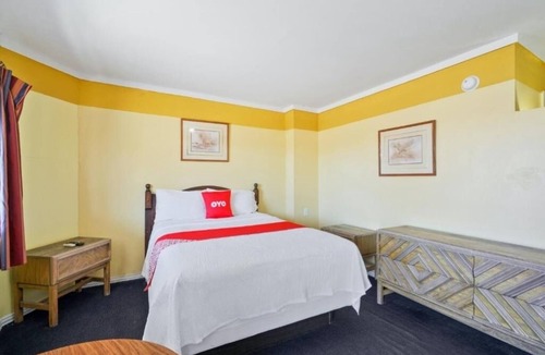 Alpine Hotel | Downtown Alpine Modern Room Near Hiking Trails & Alpine Amtrak Station