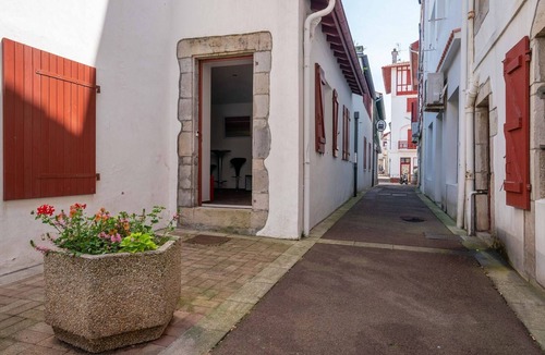 Saint-Jean-de-Luz City Center Apartment | Downtown Apartment Near Beach - Modern Decor, Family-Friendly