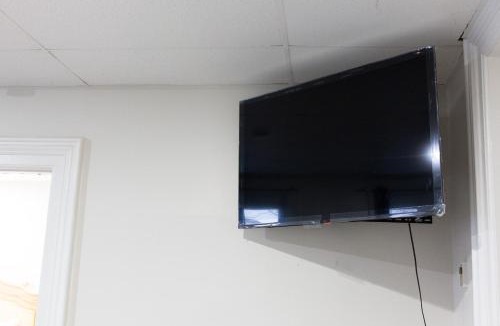 Bowmanville Apartment | Downtown Apartment 6-7 people
