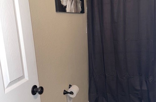 East of Broadway Apartment | Downtown apartment with free parking