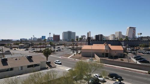 Downtown Las Vegas Apartment | Downtown Apt 5 Min Walk to Downtown - Free Parking